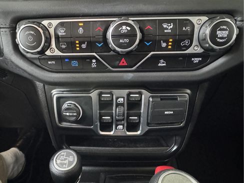 Used 2025 Jeep Wrangler Unlimited Sahara AWD/4WD image 20