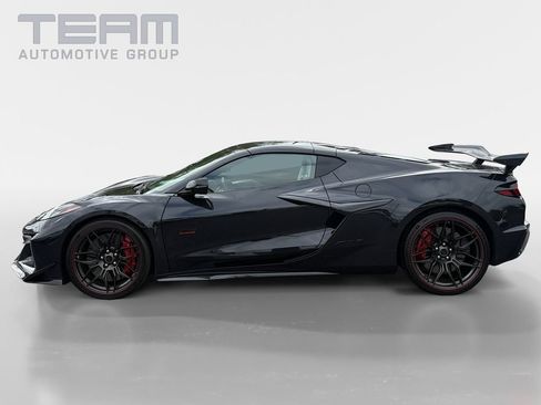 Used 2023 Chevrolet Corvette Z06 w/ Z07 Performance Package RWD image 4