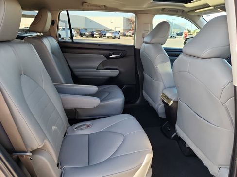 Used 2024 Toyota Highlander XLE image 17