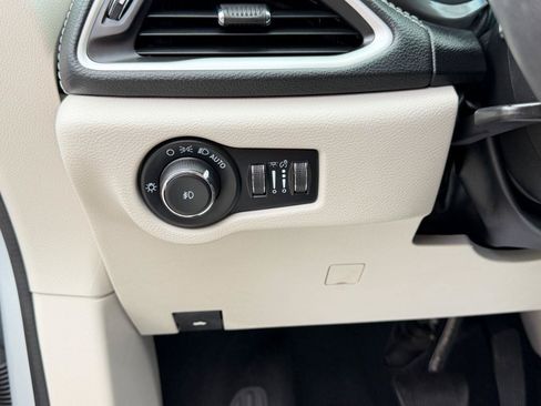 Used 2022 Chrysler Pacifica Touring-L FWD image 19