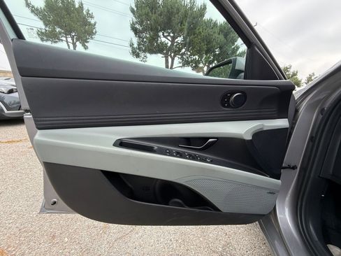 Used 2025 Hyundai Elantra Limited image 18