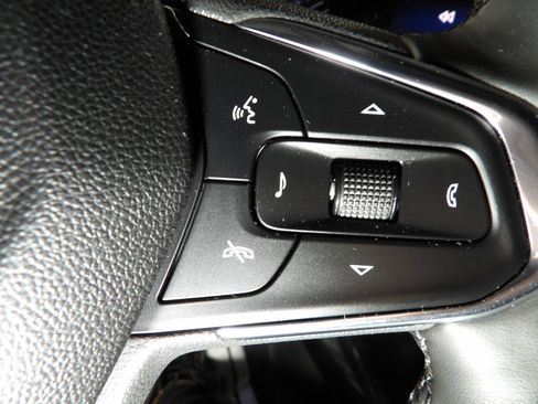Used 2025 Chevrolet Trax LT w/ LT Convenience Package FWD image 16