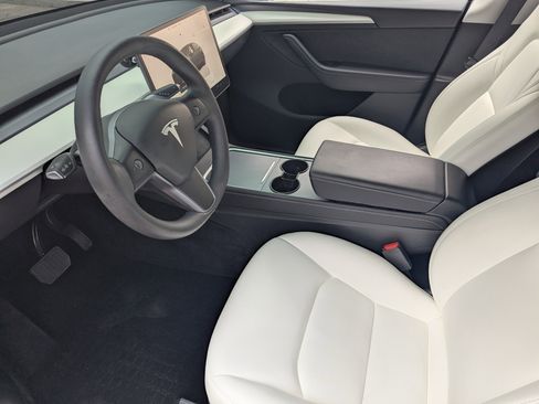 Used 2024 Tesla Model Y Long Range image 19