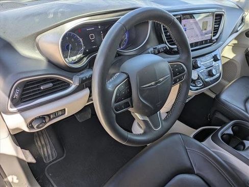 Used 2023 Chrysler Pacifica Touring-L image 9