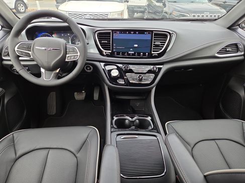 Certified 2026 Chrysler Pacifica Limited FWD image 24