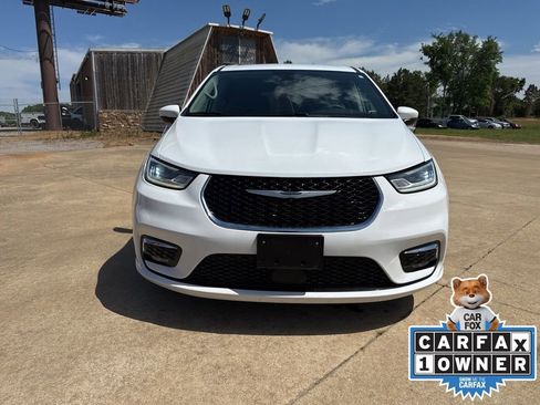 Certified 2023 Chrysler Pacifica Touring-L FWD image 2