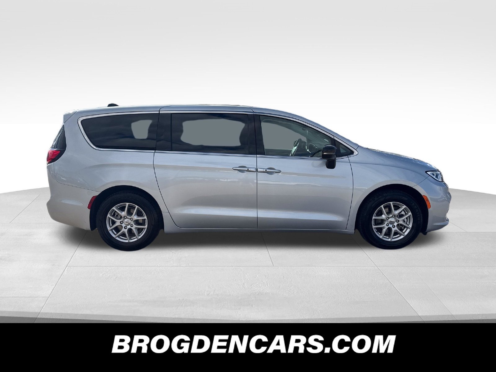 Used 2024 Chrysler Pacifica Touring-L FWD image 2