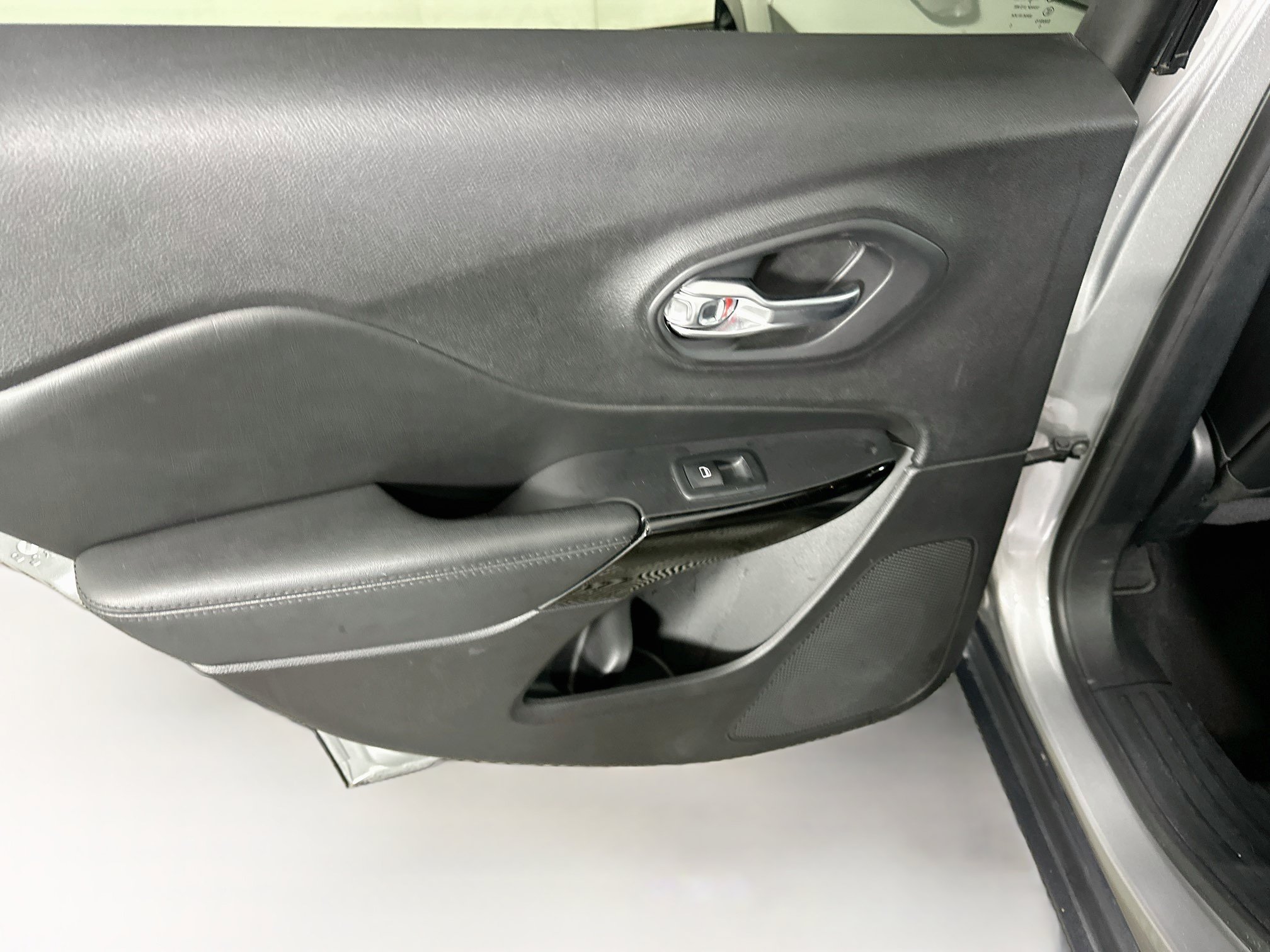 Used 2020 Jeep Cherokee Latitude Plus FWD image 25