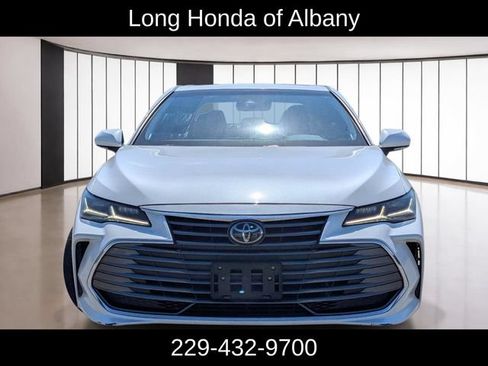 Used 2019 Toyota Avalon Limited FWD image 2