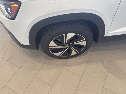 Used 2025 Volkswagen Taos SE w/ Panoramic Sunroof Package image 11