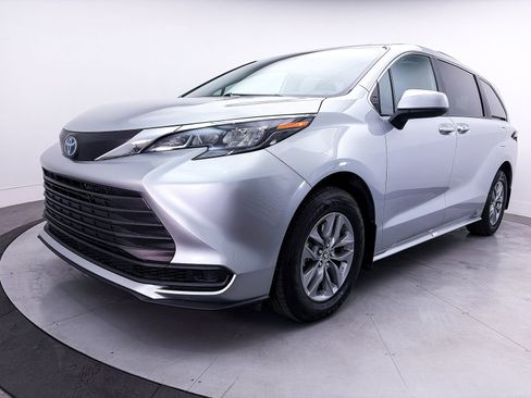 Used 2025 Toyota Sienna XLE FWD image 13