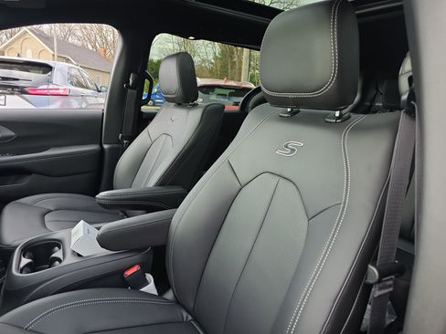 New 2026 Chrysler Pacifica Select image 4