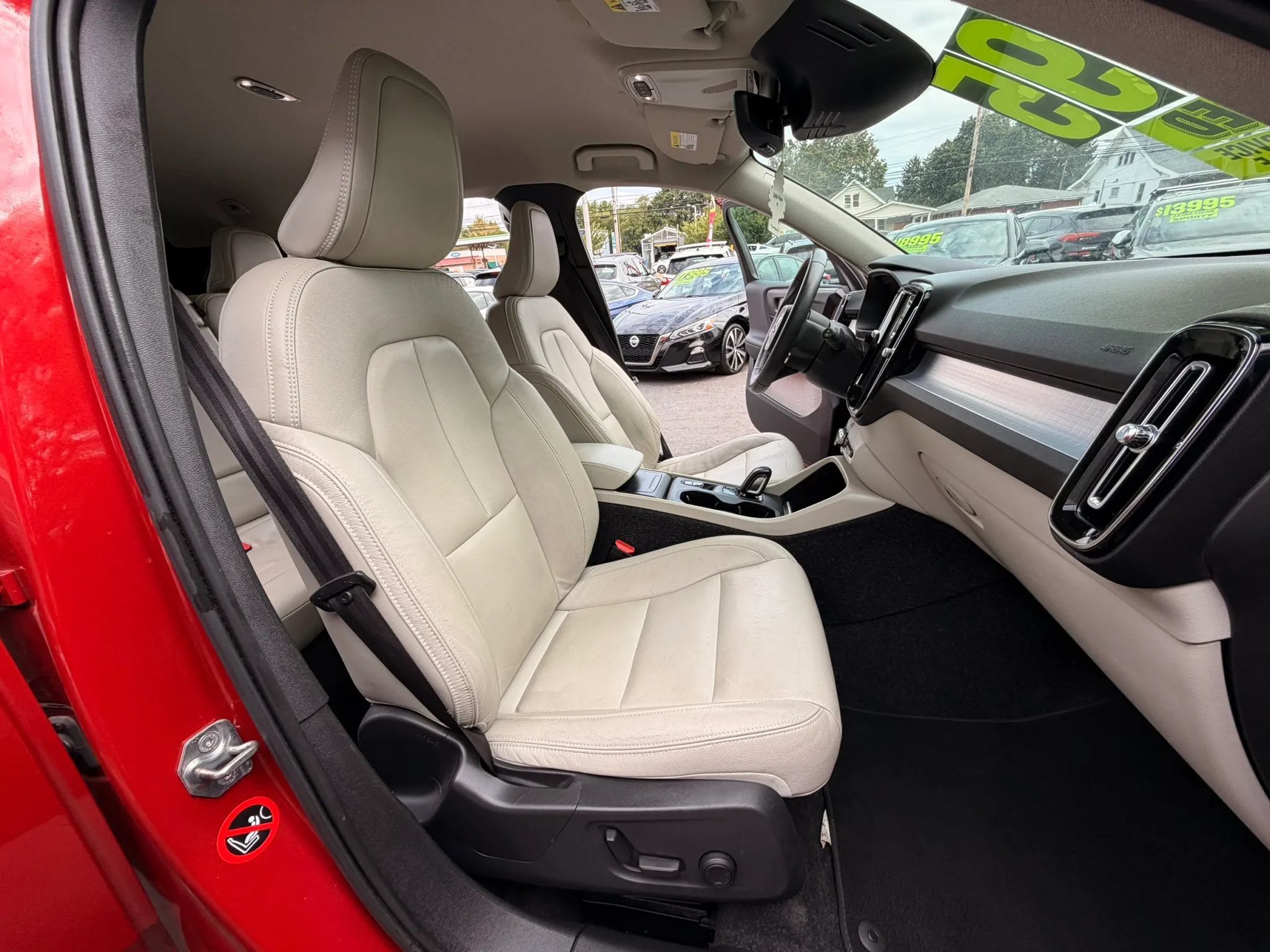 Used 2019 Volvo XC40 T4 Momentum FWD image 15