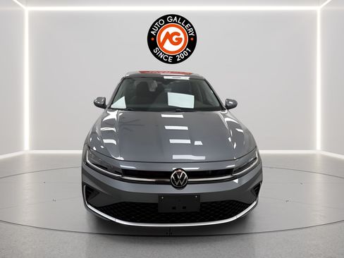 Used 2025 Volkswagen Jetta SE FWD image 8