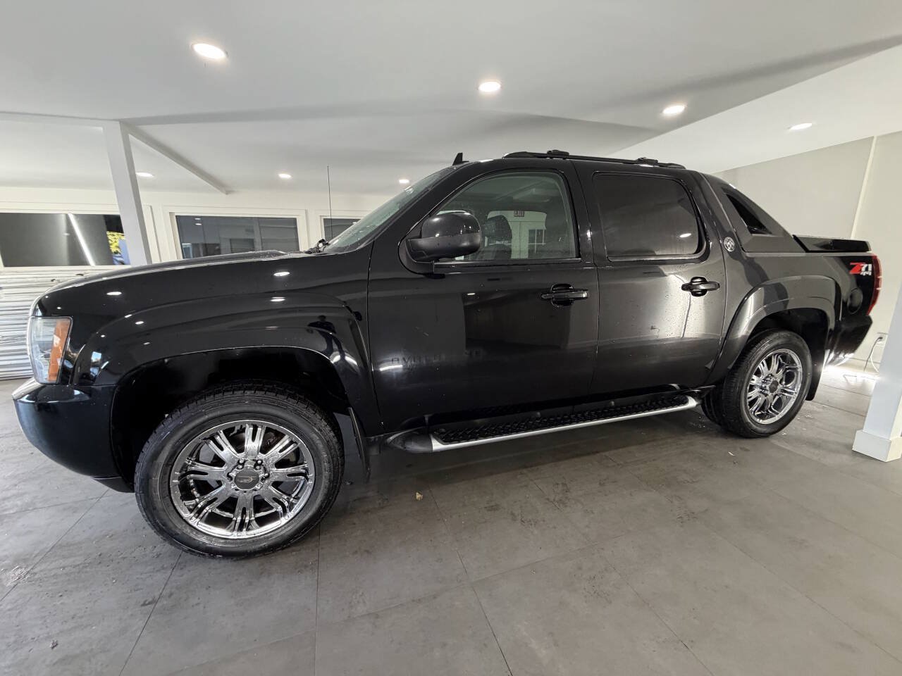 Used 2013 Chevrolet Avalanche LT w/ Suspension Package, Off-Road AWD/4WD image 4