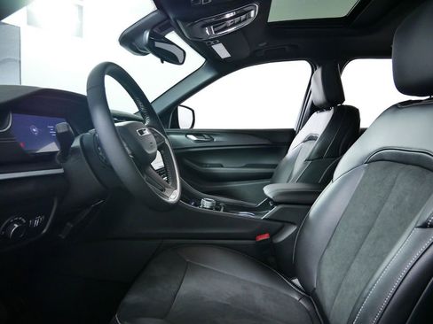 Used 2024 Jeep Grand Cherokee Altitude image 34