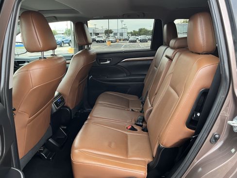Used 2019 Toyota Highlander Limited FWD image 32