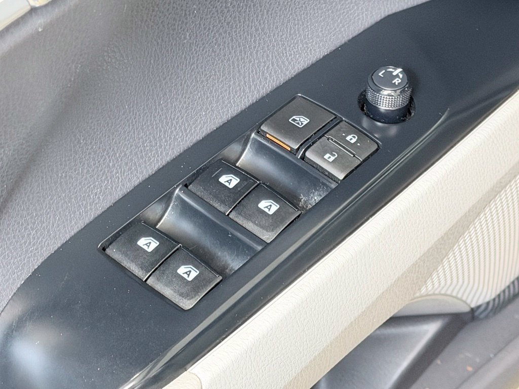 Used 2020 Toyota Camry SE FWD image 11