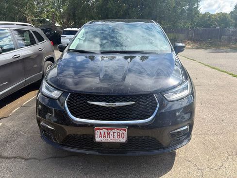 Used 2024 Chrysler Pacifica Touring-L FWD image 2