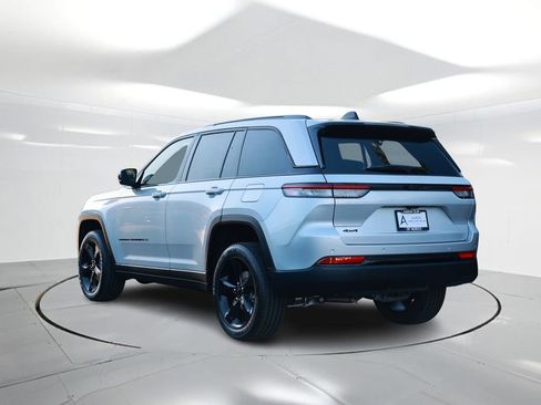 New 2025 Jeep Grand Cherokee Altitude image 2