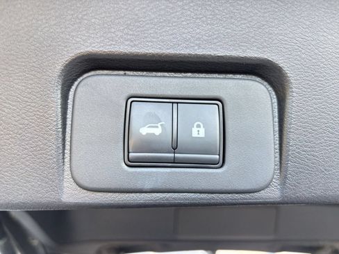 Used 2025 Nissan Rogue SV FWD image 23