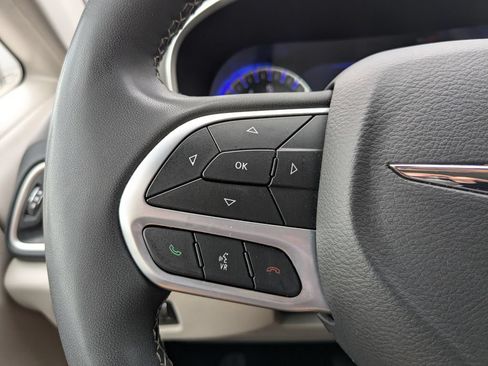 Used 2023 Chrysler Pacifica Touring-L FWD image 25