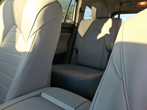 Used 2020 Toyota Highlander XLE image 18