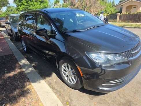 Used 2017 Chrysler Pacifica Touring FWD image 2