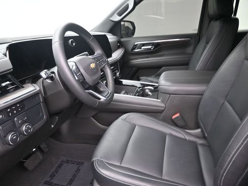 Used 2025 Chevrolet Suburban LS RWD image 12
