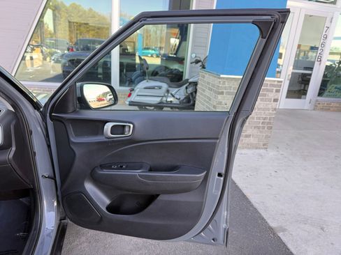 Used 2021 Hyundai Venue SE image 32