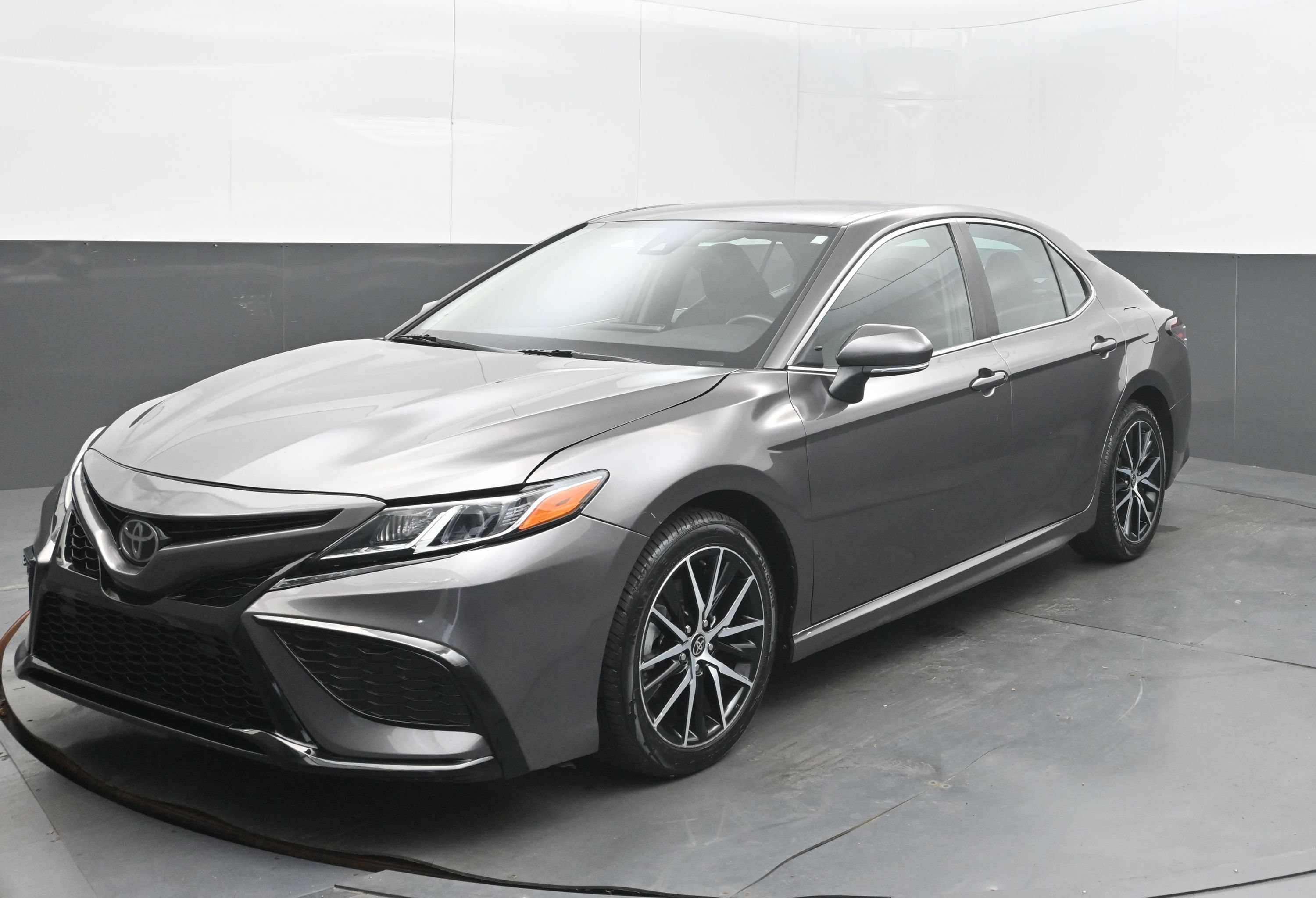 Used 2023 Toyota Camry SE FWD image 4