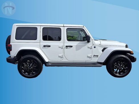 Used 2025 Jeep Wrangler Unlimited Sahara AWD/4WD image 9