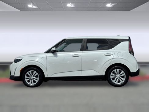 Used 2023 Kia Soul LX FWD image 2