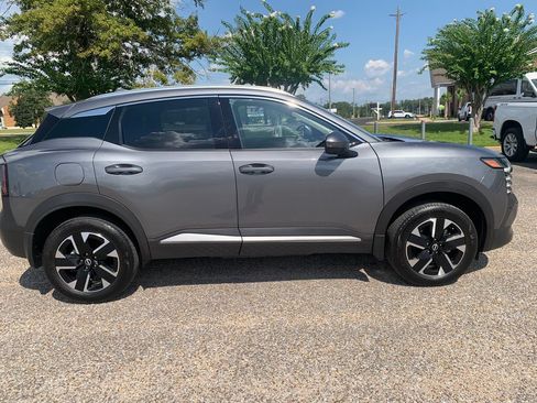 Used 2025 Nissan Kicks SR FWD image 2