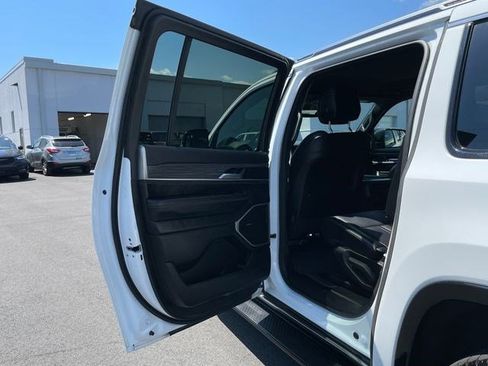 Certified 2024 Jeep Wagoneer L Series II w/ Flexible Seating Group AWD/4WD image 29
