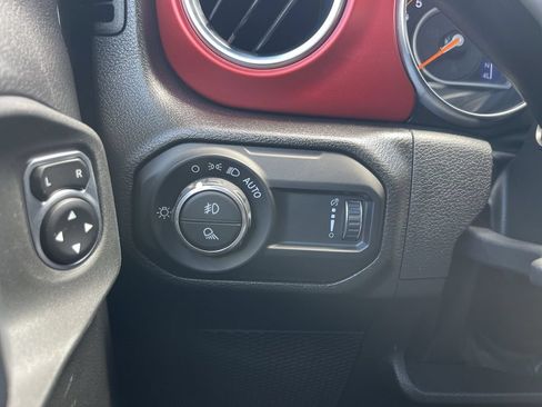 Used 2023 Jeep Gladiator Rubicon AWD/4WD image 18