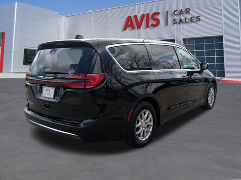 Used 2025 Chrysler Pacifica Select image 6