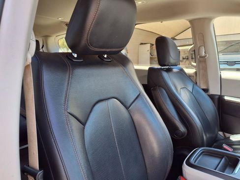 Used 2020 Chrysler Pacifica Touring-L FWD image 12