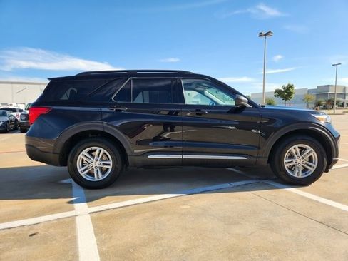 Used 2024 Ford Explorer XLT w/ Equipment Group 202A image 4