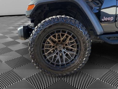 Used 2025 Jeep Gladiator Mojave w/ Convenience Group image 9