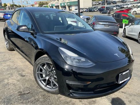 Used 2023 Tesla Model 3 Standard Range image 1