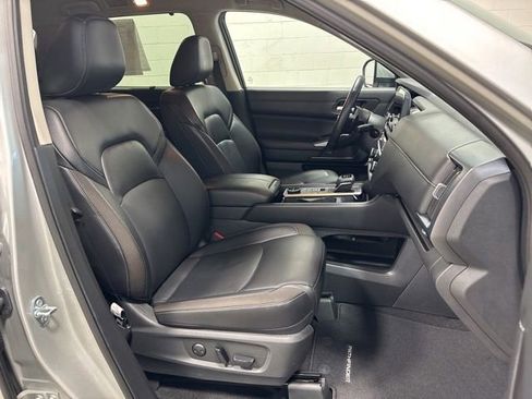 Used 2025 Nissan Pathfinder SL AWD/4WD image 12