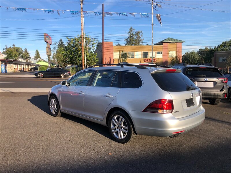 Used 2011 Volkswagen Jetta TDI FWD image 3