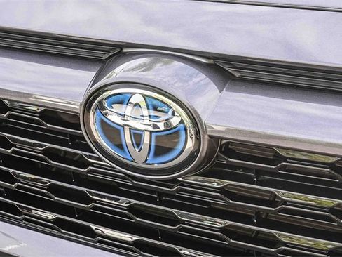 Used 2022 Toyota RAV4 SE image 14