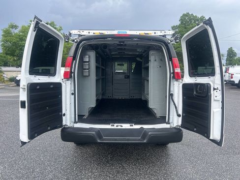 Used 2017 Chevrolet Express 2500 RWD image 19