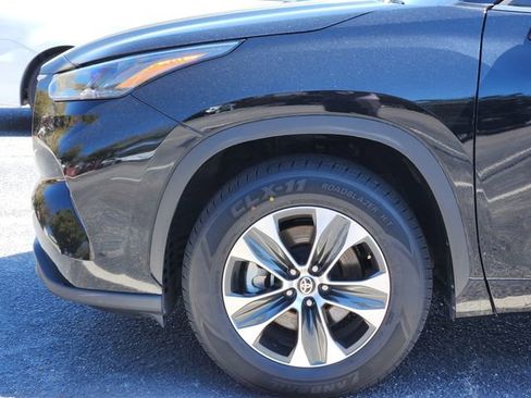Certified 2025 Toyota Highlander XLE image 5