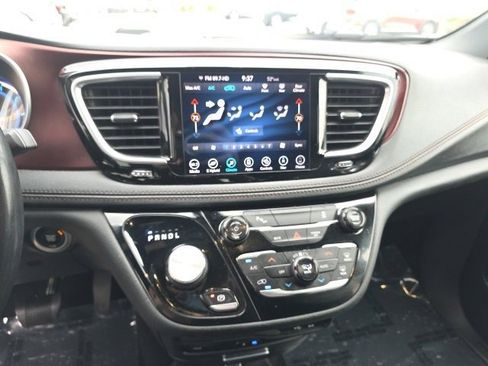 Used 2020 Chrysler Pacifica Limited image 16