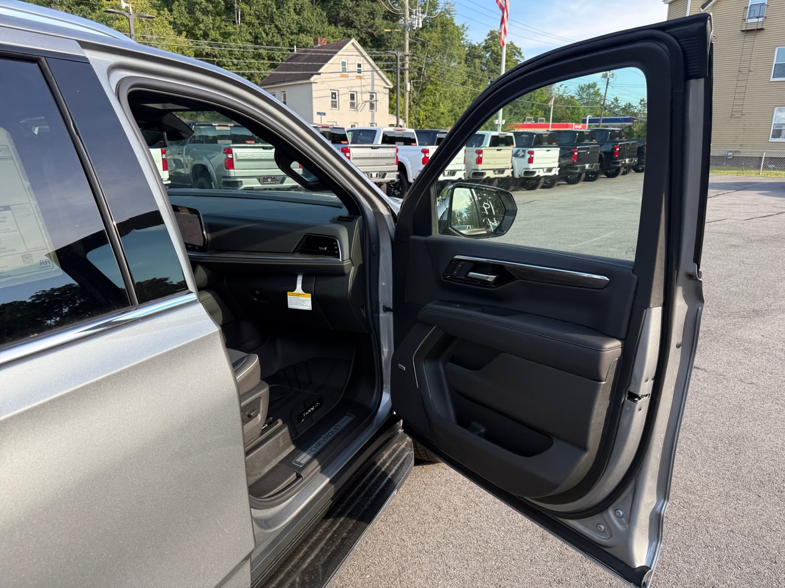New 2026 Chevrolet Suburban Premier w/ Sun And Tow Package AWD/4WD image 28