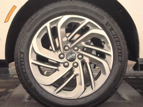 Used 2025 Lincoln Navigator Reserve AWD/4WD image 3