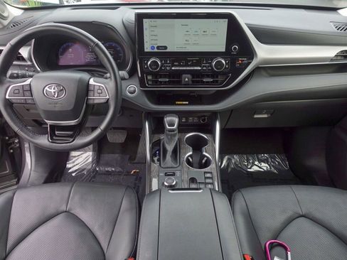 Used 2024 Toyota Highlander Platinum image 12